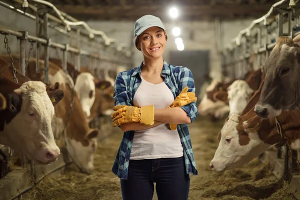Γυναίκα Εργαζόμενη Που Ποζάρει Φάρμα Αγελάδων Μέσα Στάβλο — Φωτογραφία Αρχείου