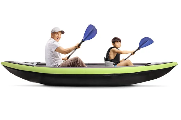 爷爷和孙子在白色背景的独木舟上划桨 — 图库照片