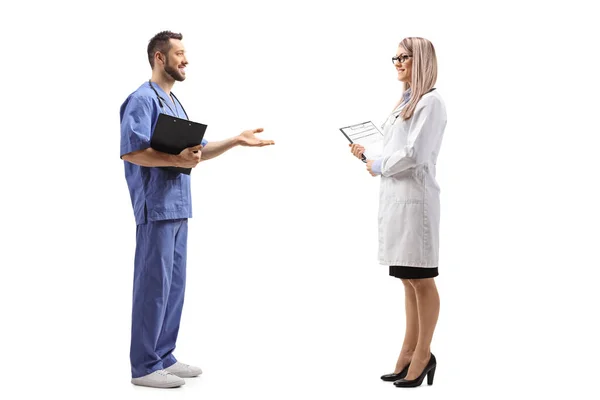 Full Length Profile Shot Medical Worker Talking Young Female Doctor — Stock Photo, Image