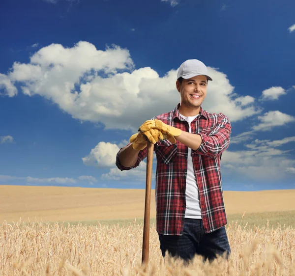 Hombre Agricultor Con Una Herramienta Madera Pie Campo Trigo Sonriendo —  Fotos de Stock