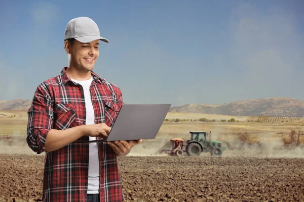 Молодий Інженер Сільського Господарства Використовує Ноутбук Полі Трактором — стокове фото