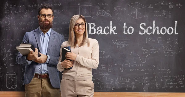 Pizarra Con Texto Vuelta Escuela Maestro Maestra Pie Delante Pizarra —  Fotos de Stock