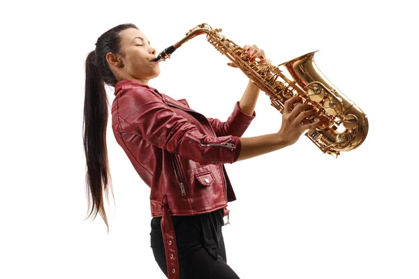 Saksofonistka Czerwonej Skórzanej Kurtce Grająca Saksofon Białym Tle — Zdjęcie stockowe