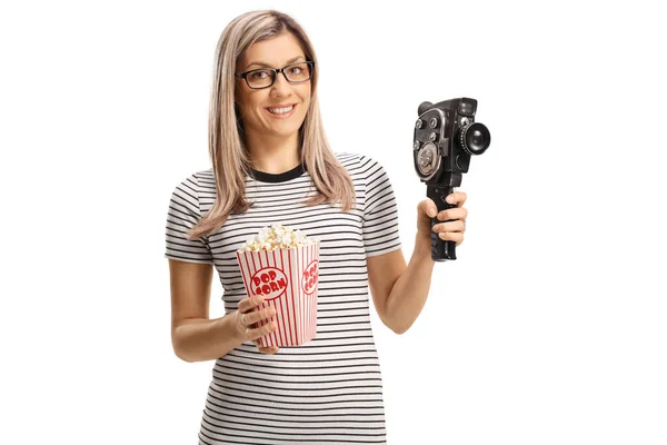 Frau Mit Einer Schachtel Popcorn Und Einem Vintage Kamerarekorder Auf — Stockfoto