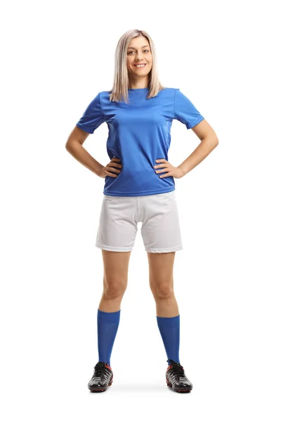 一个身穿蓝色球衣的女足球运动员的全长肖像 她的姿势和笑容被白色背景所隔离 — 图库照片