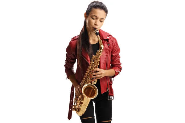 Porträtt Kvinnlig Saxofonist Röd Skinnjacka Spelar Sax Isolerad Vit Bakgrund — Stockfoto