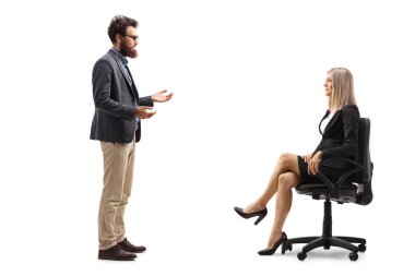 Beyaz arka planda izole edilmiş bir ofis koltuğunda oturan bir iş kadınıyla konuşan sakallı bir adamın tam boy profil fotoğrafı.
