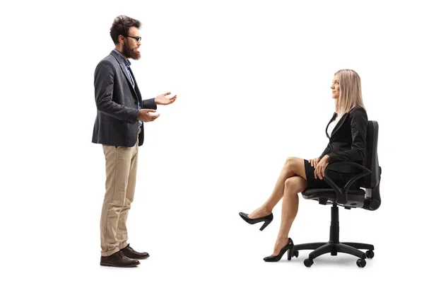 Pełna Długość Zdjęcia Brodatego Mężczyzny Rozmawiającego Bizneswoman Siedzącą Fotelu Biurowym — Zdjęcie stockowe