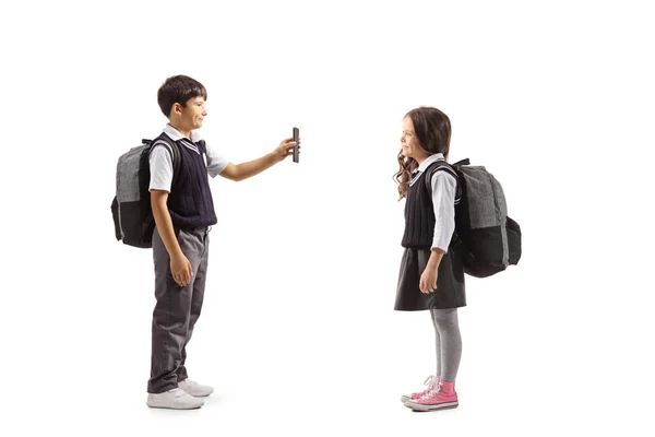 Full Längd Profil Bild Skolpojke Uniform Stående Och Visar Smartphone — Stockfoto