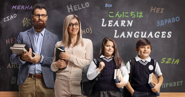 Taaldocenten Leerlingen Poseren Voor Een Schoolbord Met Tekst Leren Talen — Stockfoto