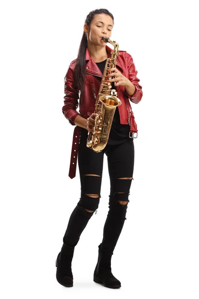 Portret Kobiety Saksofonistki Czerwonej Skórzanej Kurtce Grającej Saksofon Białym Tle — Zdjęcie stockowe