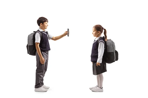 Full Längd Profil Bild Skolpojke Uniform Stående Och Visar Smartphone — Stockfoto