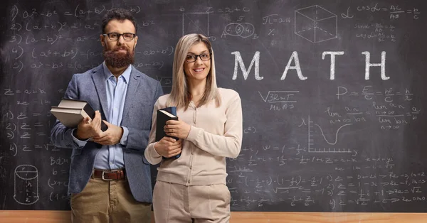 Profesor Matemáticas Masculino Femenino Frente Una Pizarra Con Texto Fórmulas —  Fotos de Stock