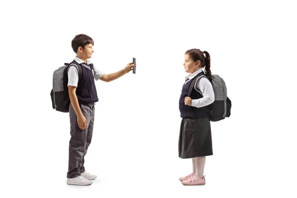 Profilo Completo Uno Scolaro Uniforme Piedi Che Mostra Uno Smartphone — Foto Stock