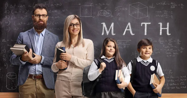 Insegnanti Matematica Maschi Femmine Con Una Studentessa Uno Studioso Fronte — Foto Stock