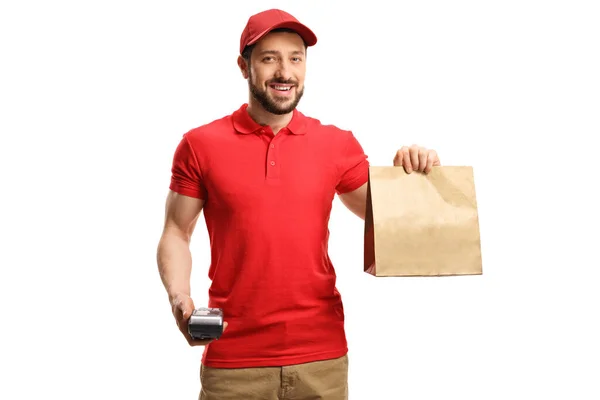 食料品配達の男が紙袋とクレジットカードの端末を持ってる白い背景に隔離された — ストック写真
