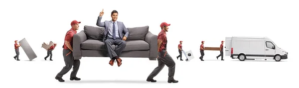 Movers Carregando Sofá Com Homem Sentado Apontando Para Cima Outros — Fotografia de Stock