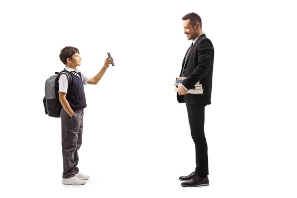 Profil Complet Écolier Montrant Smartphone Homme Tenant Des Livres Isolés — Photo