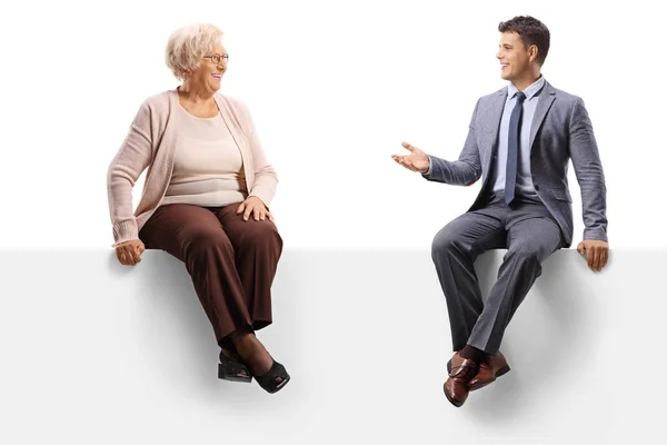 Mujer Anciana Joven Profesional Sentado Panel Blanco Hablando Aislado Sobre —  Fotos de Stock