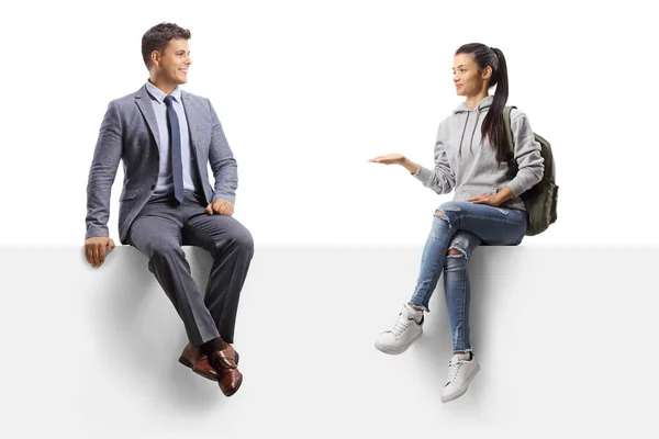 Homem Profissional Uma Estudante Sentada Painel Branco Tendo Uma Conversa — Fotografia de Stock