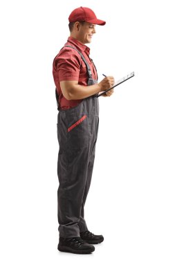 Beyaz arkaplana izole edilmiş bir belge yazan bir erkek işçinin tam boy profil çekimi