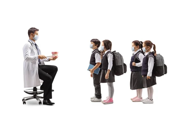 Male Dentist Showing Model Jaw Group Schoolchildren Wearing Protective Face — Stock Photo, Image