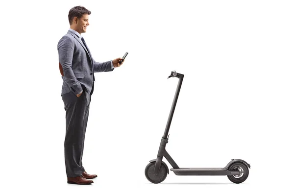 Homme Louant Scooter Électrique Avec Une Application Téléphonie Mobile Isolé — Photo