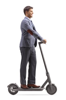 İşe elektrikli scooterla giden adam beyaz arka planda izole edilmiş.