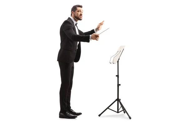 Bir Müzik Şefinin Beyaz Zemin Üzerinde Sopayla Yaptığı Tam Uzunluktaki — Stok fotoğraf