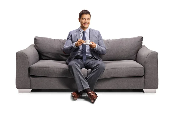 Junger Mann Sitzt Auf Einem Sofa Mit Einer Tasse Kaffee — Stockfoto