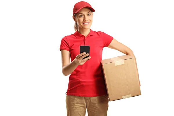 Mulher Entrega Segurando Uma Caixa Papelão Telefone Celular Isolado Fundo — Fotografia de Stock