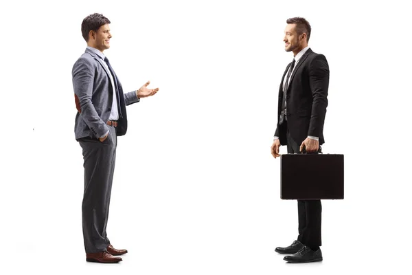 Pełna Długość Zdjęcia Dwóch Biznesmenów Stojących Rozmawiających Białym Tle — Zdjęcie stockowe