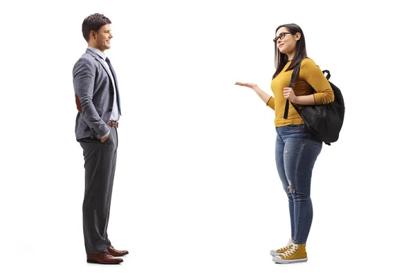 白い背景に隔離されたスーツの男と話している女性学生の完全な長さのプロフィールショット — ストック写真