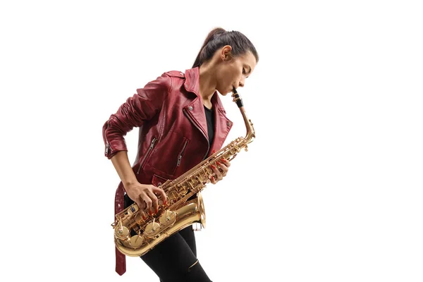 Młoda Muzykantka Skórzanej Kurtce Grająca Saksofonie Białym Tle — Zdjęcie stockowe