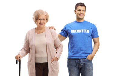 Beyaz arka planda izole edilmiş bastonlu yaşlı bir kadına yardım eden erkek gönüllü.