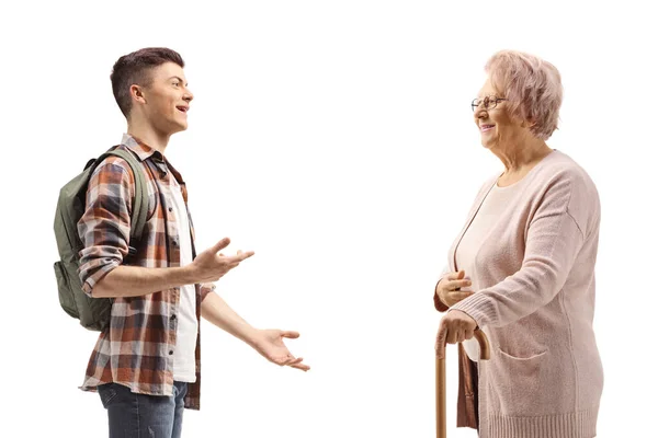 一名男生和一名老年妇女站在白色背景下孤立无援地说话的全景照片 — 图库照片