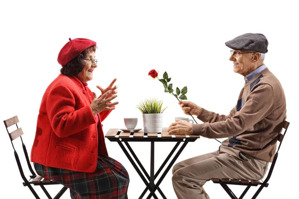 白い背景に孤立したレストランで赤いバラを与える高齢者の男性 — ストック写真