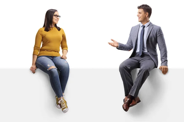 Mujer Joven Con Gafas Sentada Panel Blanco Hablando Con Hombre — Foto de Stock