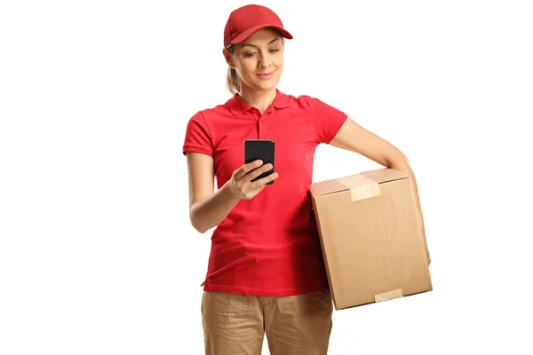 Femmina Consegna Lavoratore Holding Box Utilizzando Telefono Cellulare Isolato Sfondo — Foto Stock
