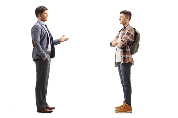 スーツ姿の男と白地に隔離された会話をしている男学生の完全長プロフィール — ストック写真