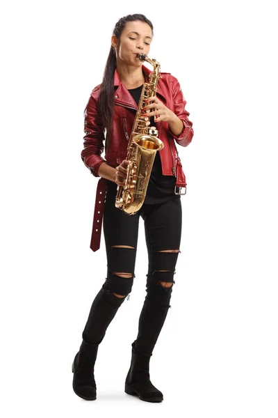 Portret Kobiety Saksofonistki Czerwonej Skórzanej Kurtce Grającej Saksofonie Białym Tle — Zdjęcie stockowe