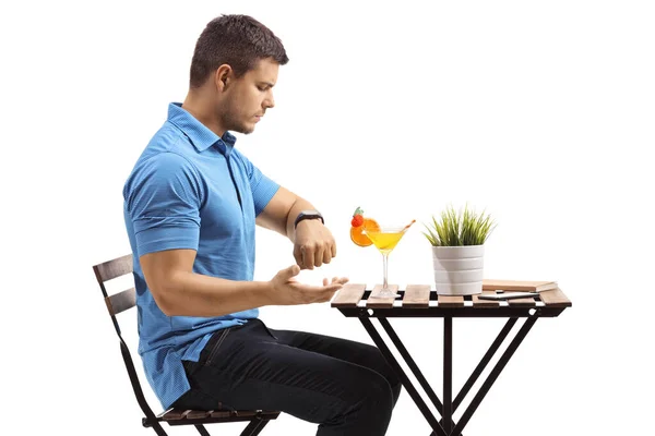 Jeune Homme Assis Dans Café Regardant Montre Isolée Sur Fond — Photo