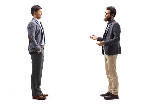 白人の背景で隔離された会話をしている2人の男性同僚の完全な長さのプロフィール写真 — ストック写真