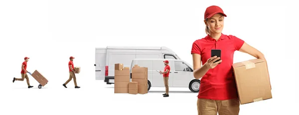 女信使拿着一个纸板箱和一个装有男工和一辆白色背景的运输车的智能手机 — 图库照片