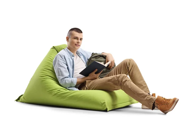 Estudiante Masculino Sentado Una Silla Bolsa Frijol Verde Leyendo Libro — Foto de Stock