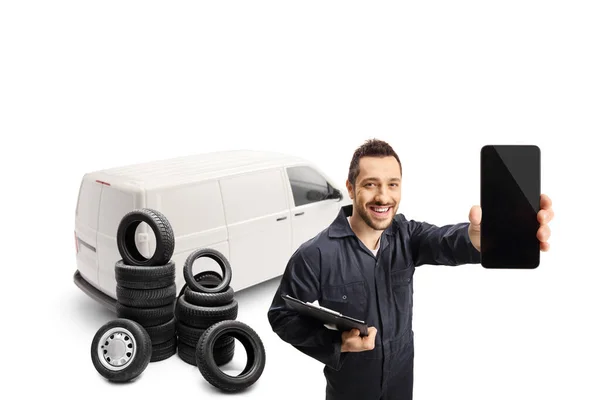 Auto Monteur Met Een Wit Busje Met Een Mobiele Telefoon — Stockfoto