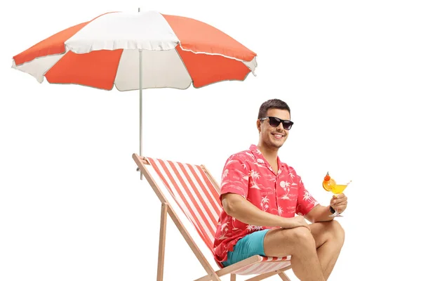 Man Zit Onder Paraplu Vakantie Houdt Een Cocktail Geïsoleerd Witte — Stockfoto