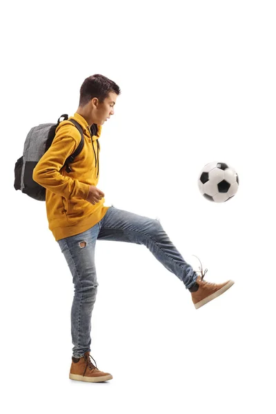 Tiro Perfil Completo Estudiante Adolescente Masculino Pateando Una Pelota Fútbol — Foto de Stock