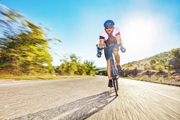 オープン道路に乗る男性自転車乗り — ストック写真