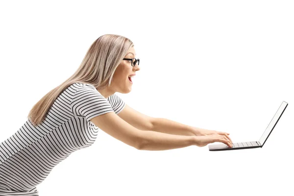 Mujer Joven Corriendo Escribiendo Ordenador Portátil Flotante Aislado Sobre Fondo —  Fotos de Stock